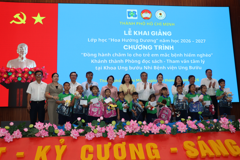 Sáng 4/9, Ban Thường trực Ủy ban MTTQ Việt Nam TPHCM phối hợp với Bệnh viện Ung Bướu TPHCM và Quỹ Hỗ trợ bệnh nhân ung thư - Ngày mai tươi sáng, Chi nhánh TPHCM...
