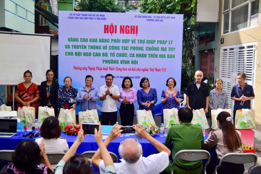 Sáng 22/10, tại điểm sinh hoạt khu phố 20, 21, 22 (số 10 đường 24), UBND phường phối hợp và Ủy ban MTTQ Việt Nam phường Vĩnh Hội phối hợp với Trung tâm Trợ giúp...