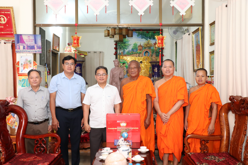 Lãnh đạo Ủy ban MTTQ Việt Nam TPHCM thăm, chúc mừng chư tăng, sư sãi các Chùa Nam Tông Khmer nhân dịp Lễ Sen Dolta năm 2026